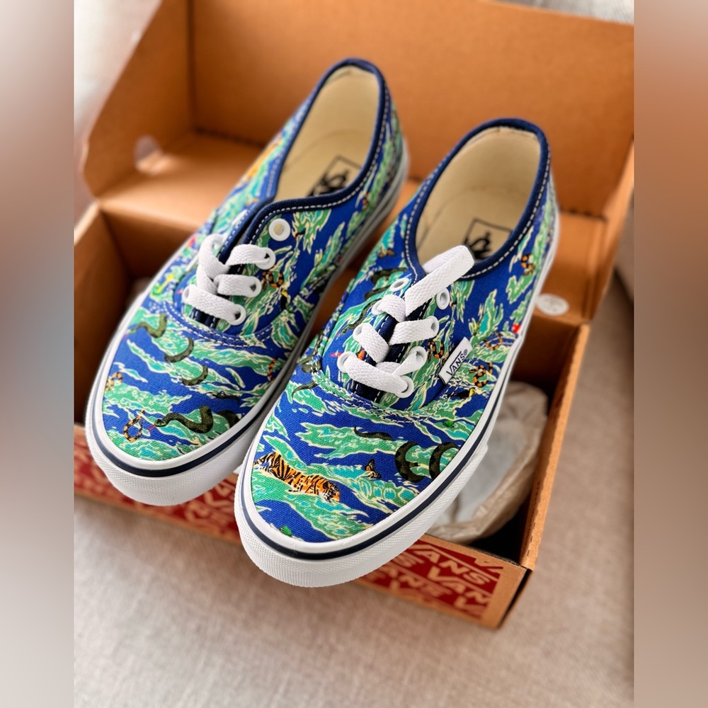 NWT Lace Up Vans 2.5Y - 8 kids